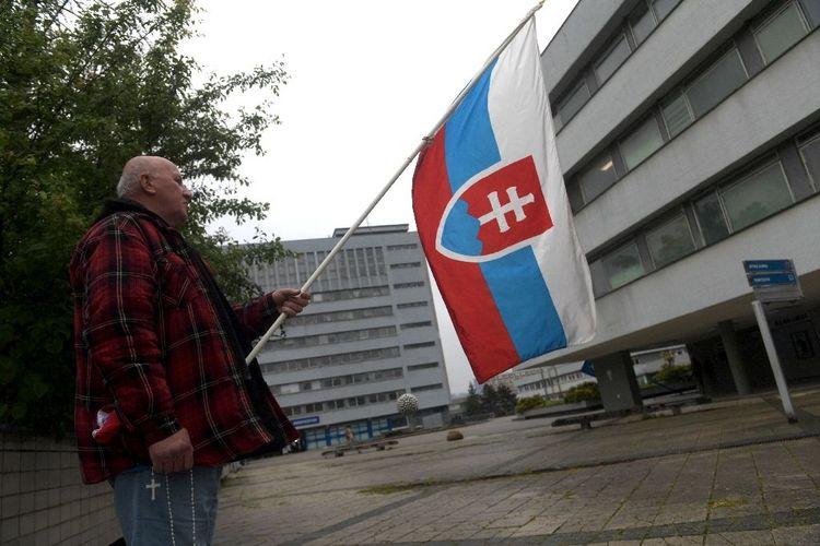 Attentat contre le Premier ministre slovaque: médecins optimistes, le suspect au tribunal