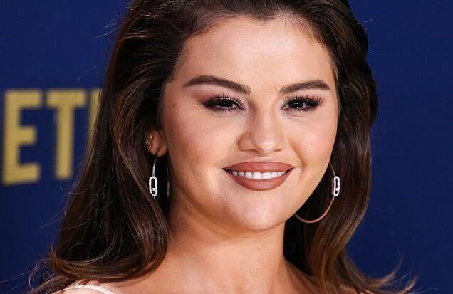 Selena Gomez : son nail-artist détaille les étapes pour réaliser sa french manucure à l’identique