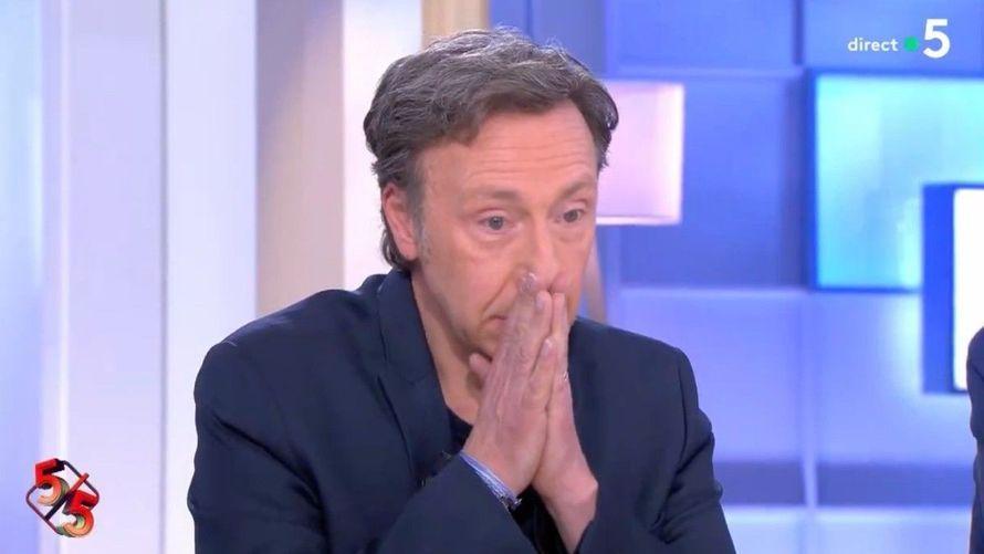 Stéphane Bern apprend, en plein direct de "C à vous", la mort de Frédéric Mitterrand, s’effondre et fait une révélation terrible