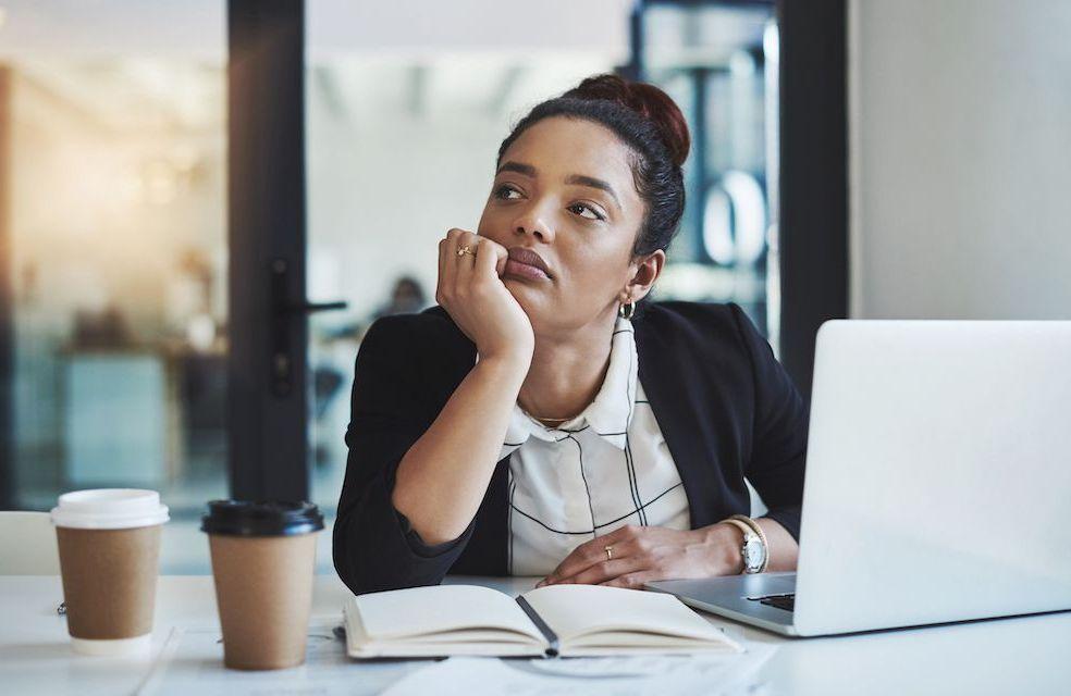 Rester coincée dans un travail peu épanouissant : qu’est-ce que le phénomène du « grand détachement » ?