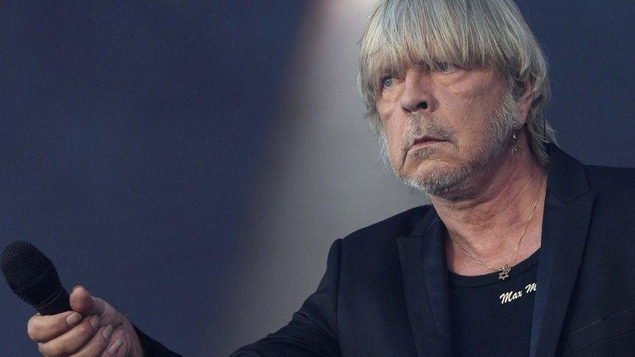 Renaud et son concert qui choque les Français : sa compagne et son producteur le forcent-ils à se produire malgré son état de santé ?