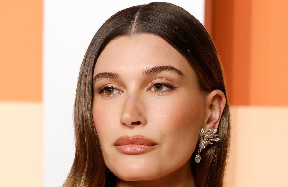 Hailey Bieber confirme le retour de cette teinte de rouge à lèvres que l’on pensait oubliée