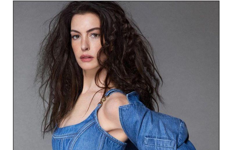 Anne Hathaway : libre et sensuelle, elle surprend dans la campagne Versace