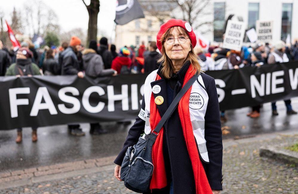 Les « mamies tricoteuses » en guerre contre l’extrême droite en Allemagne