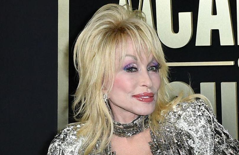 Dolly Parton dévoile un nouveau morceau en hommage à son défunt mari Carl Dean