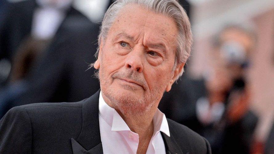 Alain Delon : ses infirmiers n’en peuvent plus