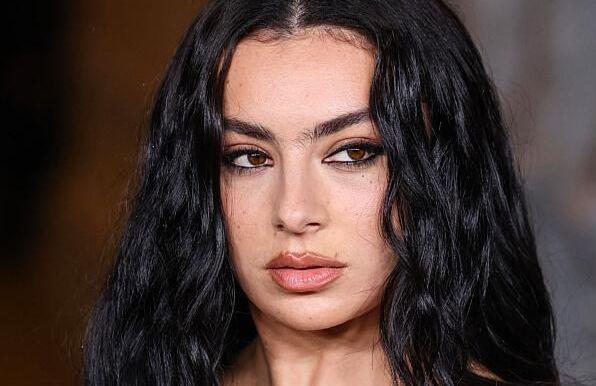 Botox, comblements, polynucléotides : Charli XCX se confie sur ses interventions esthétiques