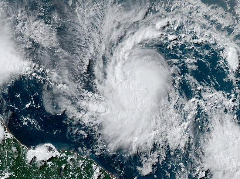 Aux Antilles, l'ouragan Béryl aux risques "mortels" avec des vents à 180 km/h