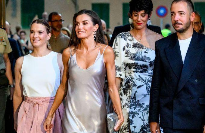 La reine Letizia d'Espagne fait sensation dans une robe argentée