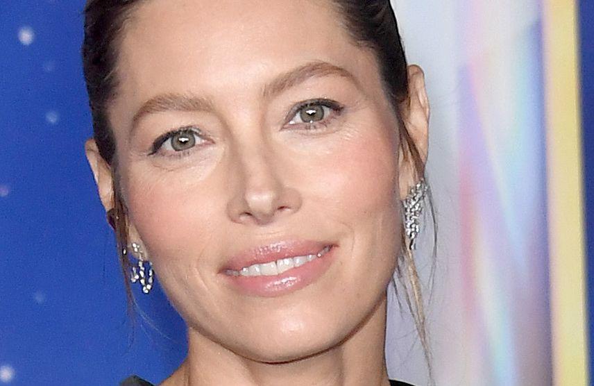 À Milan, Jessica Biel rayonne avec un look beauté des plus naturels