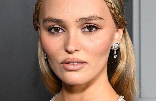 Lily-Rose Depp signe le retour de la technique du sourcil broussailleux