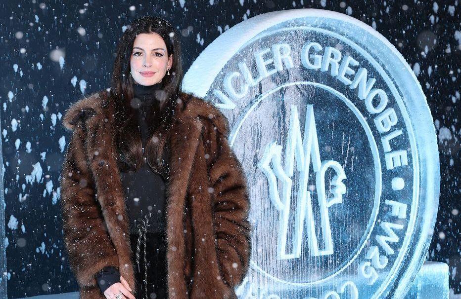 Au défilé Moncler, Anne Hathaway a fait sensation avec un très chic manteau en fausse fourrure