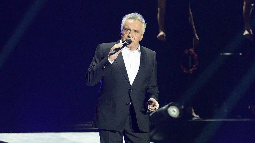 "On se lève et on se casse", Michel Sardou, en plein concert parisien, ses fans claquent la porte après des propos "dérangeants, franchement limites"