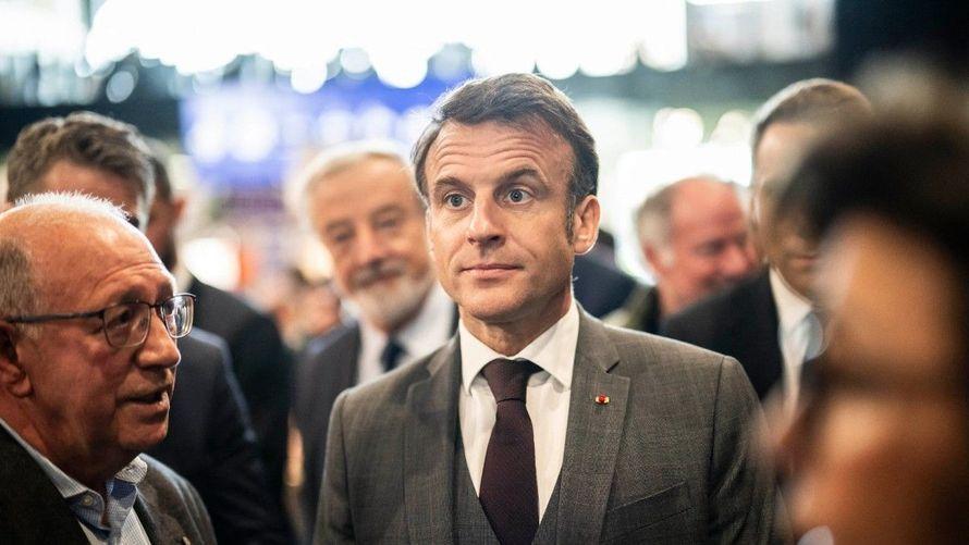 "J'ai eu mal pour vos fesses" : Emmanuel Macron s'amuse de la chute du plongeur Alexis Jandard à l'approche des JO