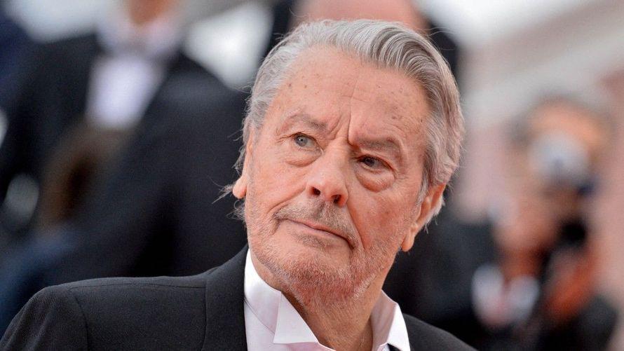 Alain Delon : un nombre record d’armes à feu saisies à son domicile de Douchy