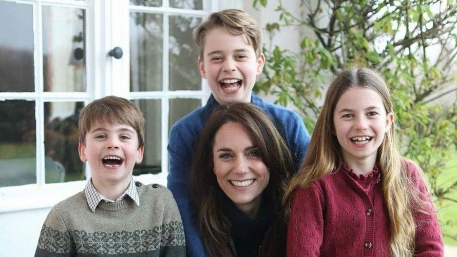 Kate Middleton va mieux, et met fin aux rumeurs sur sa santé en publiant un magnifique cliché avec ses trois enfants