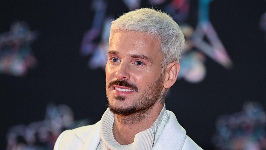 Les Enfoirés 2024 : M. Pokora "ne peut plus se mettre torse nu", à cause de sa femme, cette scène coupée au montage