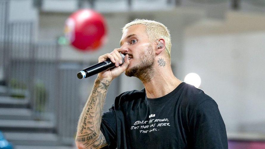 Le chanteur français M. Pokora crée une énorme polémique avec sa tenue au côté de la première dame de Côte d’Ivoire, Dominique Ouattara