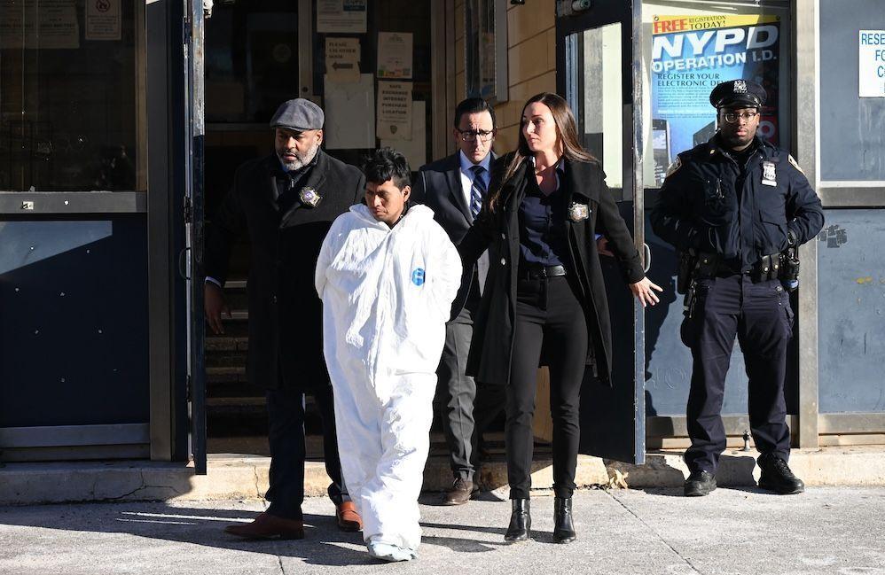 New York : un homme met le feu à une femme endormie dans le métro et la regarde brûler vive