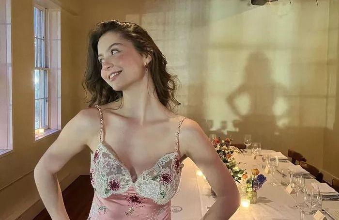 Carys, la fille de Catherine Zeta-Jone, fête ses 21 ans dans une slipdress portée par sa mère en 1999