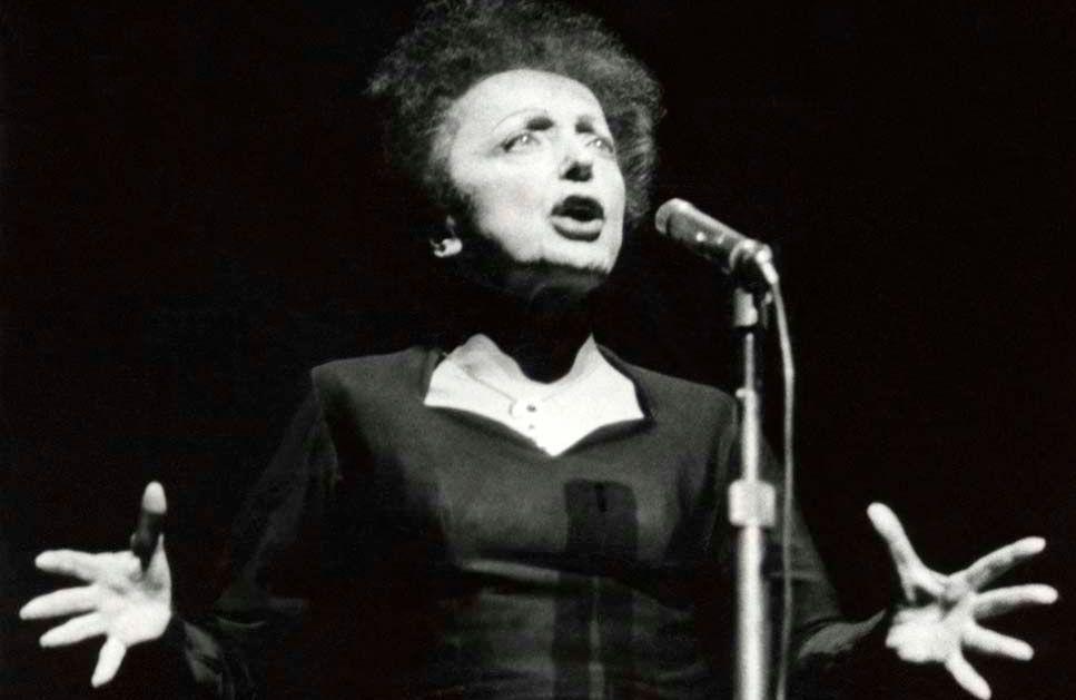 « Non, je ne regrette rien » : l’histoire de la chanson qui a relancé la carrière d’Édith Piaf