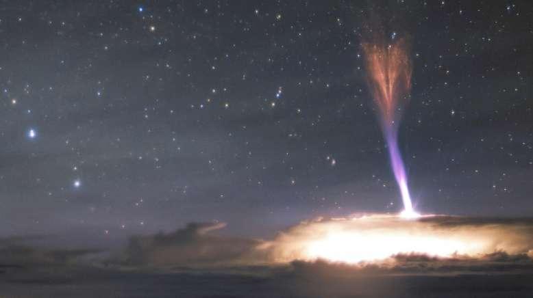 Un spectaculaire jet bleu filmé par un pilote d’avion au-dessus d'un orage