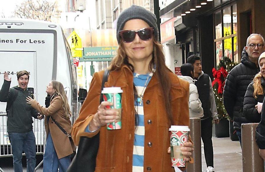 Katie Holmes adopte cette combinaison de couleurs tendance en 2025