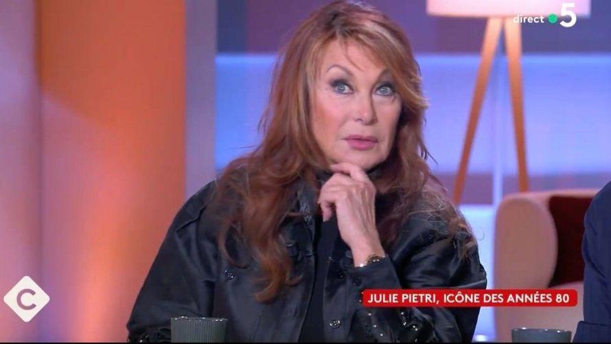 "Pas la bienvenue", Julie Pietri, invitée de "C à vous", règle ses comptes