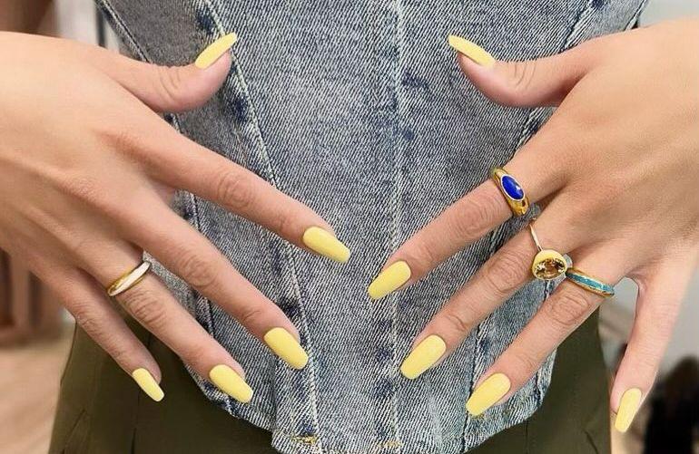 « Lemon nails » : la manucure la plus vitaminée de l’été