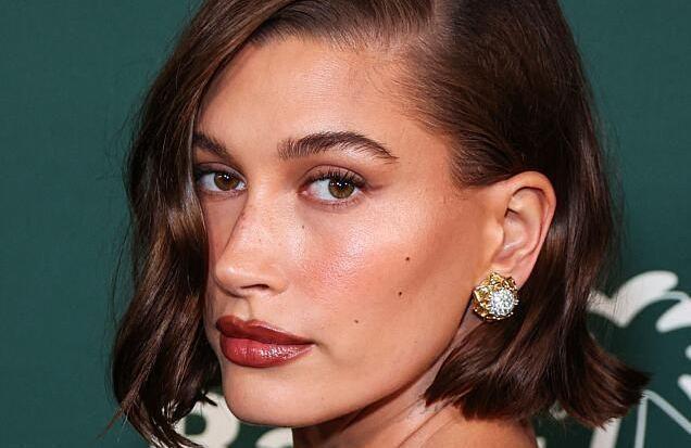 Hailey Bieber : elle révèle sa technique pour repulper les lèvres grâce au maquillage