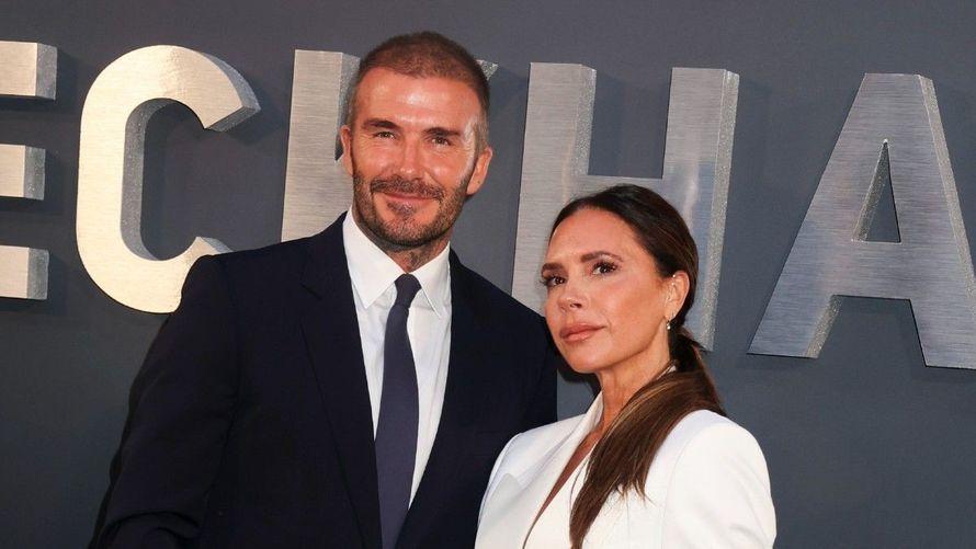 Victoria Beckham en béquilles et flinguée : son défilé à la Fashion Week de Paris vire au règlement de comptes