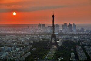 Paris : ivres, deux touristes américains ont passé la nuit dans la tour Eiffel