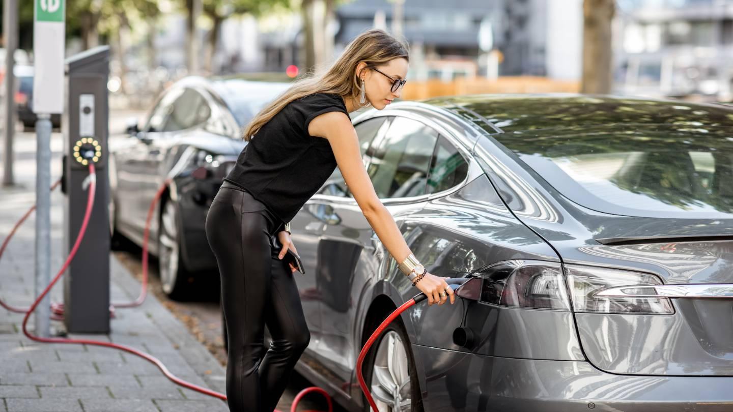 LOA, LLD… Qui pourra conduire la voiture électrique à 100 euros par mois ?