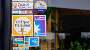 Ticket restaurant : la carte va remplacer le papier, est-ce une bonne nouvelle pour vous ?