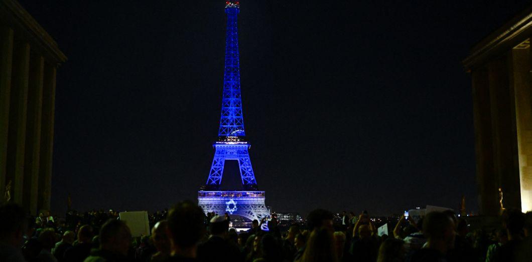 Qui choisit les hommages lumineux de la tour Eiffel?