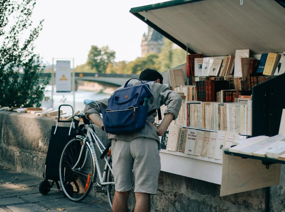 Déménagement des bouquinistes des quais de Seine à Paris pour les JO : l’Académie française se dit préoccupée