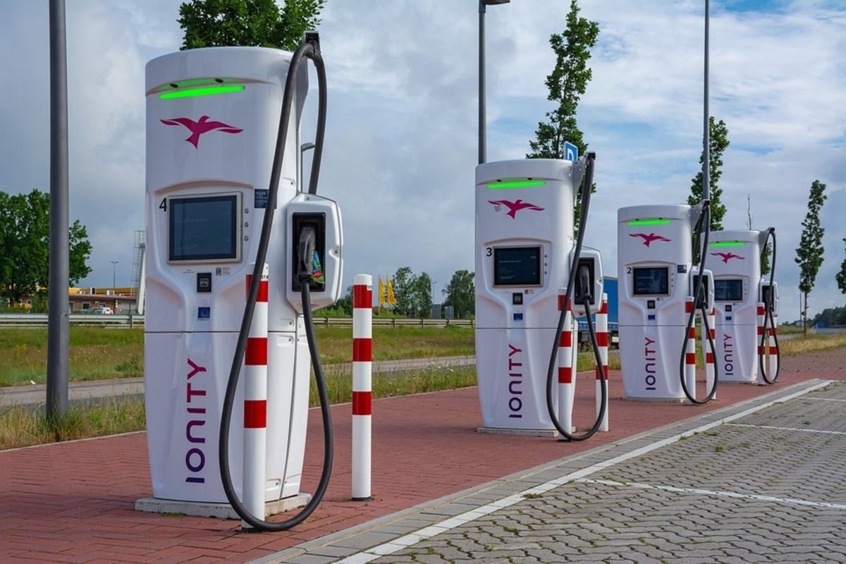 Automobile : installer une borne de recharge électrique chez vous va vous coûter moins cher