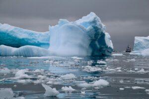 Antarctique : le plus grand iceberg du monde s’est remis à bouger