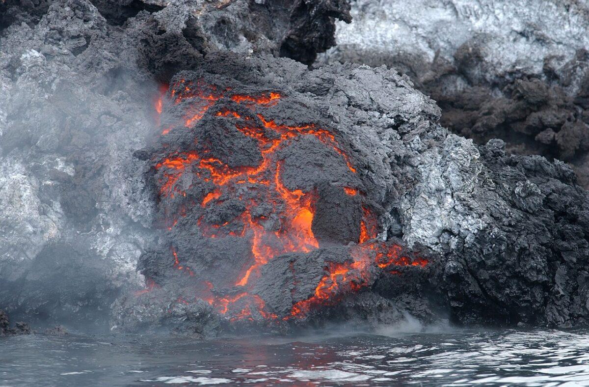 Sous la menace d’une éruption volcanique, l’Islande pense à asperger la lave d’eau