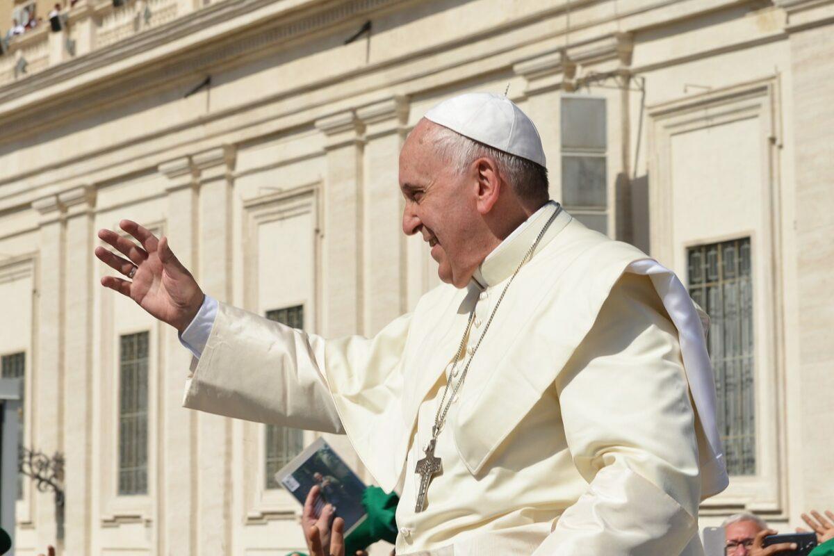 Baptême des fidèles transgenres : le “oui, mais” du Vatican