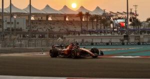 Leclerc brille dans la nuit, Sainz se crashe