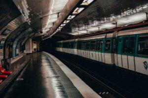 Paris : après un chant antisémite dans le métro, huit mineurs en garde à vue