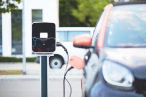 Voiture électrique : un rapport pointe les incohérences du déploiement du réseau de bornes de recharge et des prix opaques