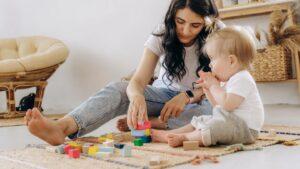 Garde d’enfants : pourquoi choisir une assistante maternelle devrait vous coûter moins cher