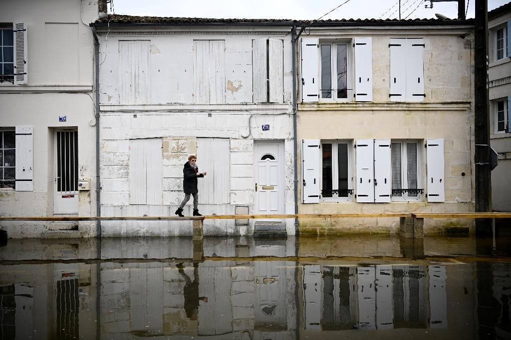 D’Angoulême à Saintes, la Charente déborde et les habitants font avec