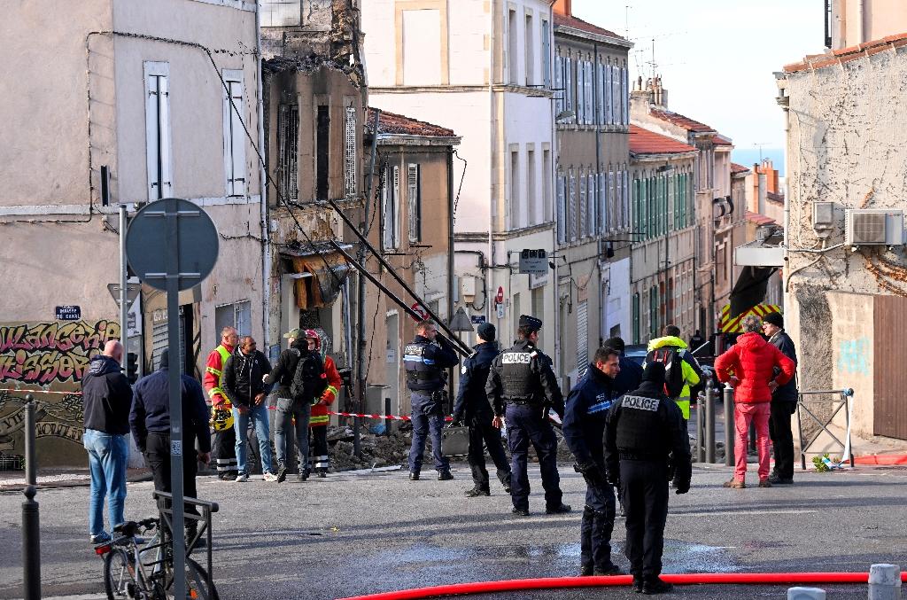 Marseille: sept personnes en « urgence relative » après l’incendie d’un immeuble