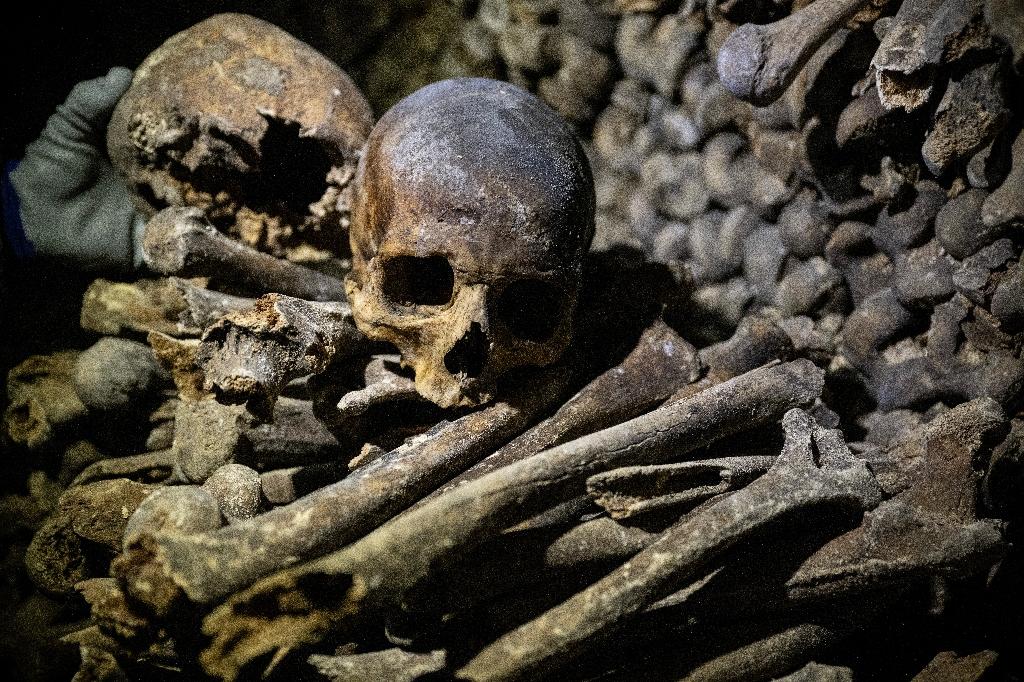 Dans les Catacombes de Paris, des murs d’ossements remontés méthodiquement