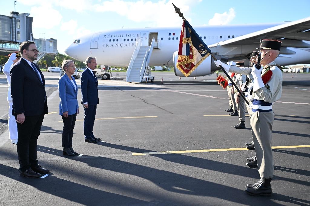 A Mayotte, Borne promet plus de moyens pour contrer l’insécurité