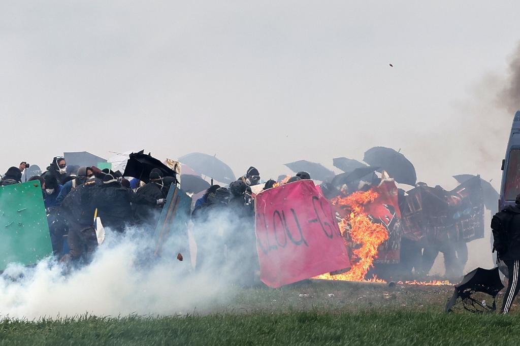 Sainte-Soline: des dizaines de manifestants saisissent la Défenseure des droits