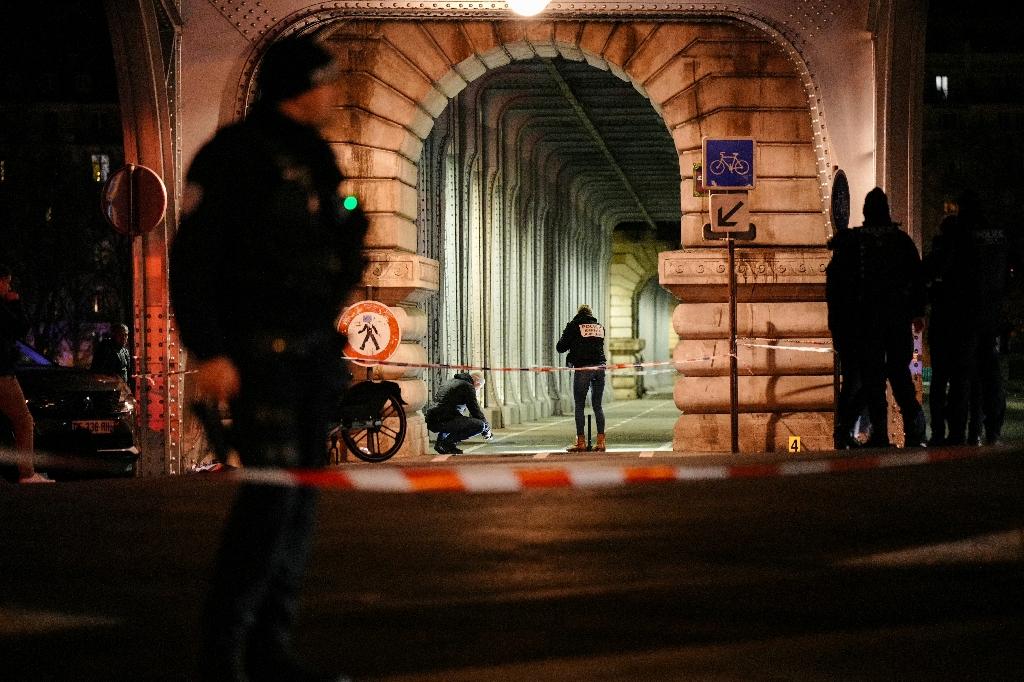 Attaque mortelle près de la Tour Eiffel: le parquet antiterroriste saisi, l’assaillant en garde à vue